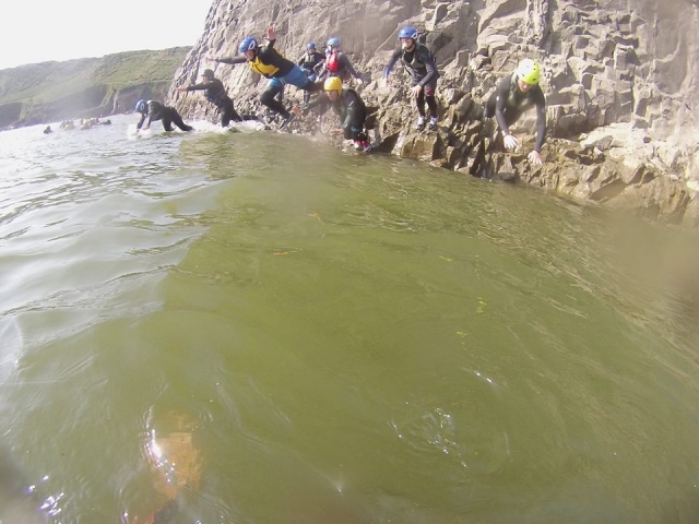  Todos saltan en costeering 