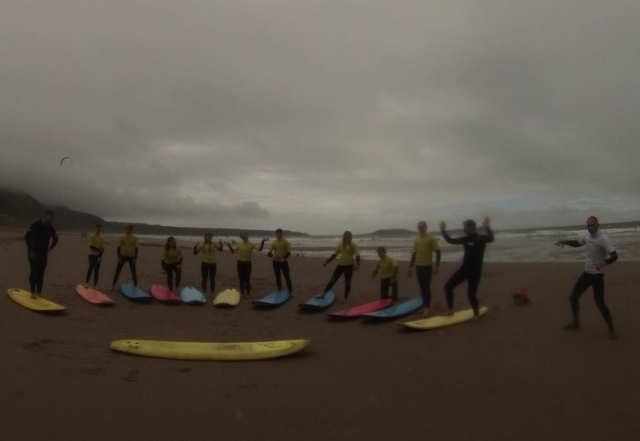  Clase de surf en grupo 