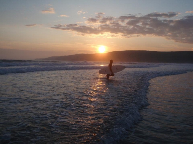  Surfear al atardecer 