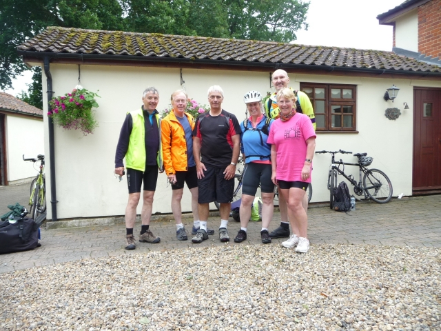  Un grupo de seis en una visita autoguiada 