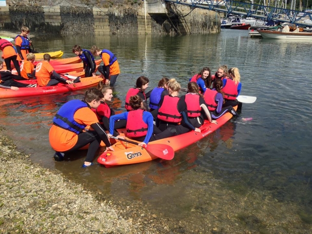Pequeño equipo para la hora de kayak 