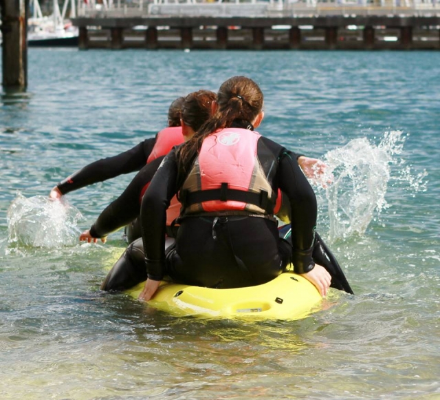  Tres amigos sobre el agua 