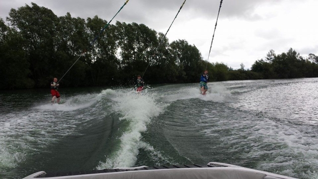  Wakeboarding en un grupo de tres personas 