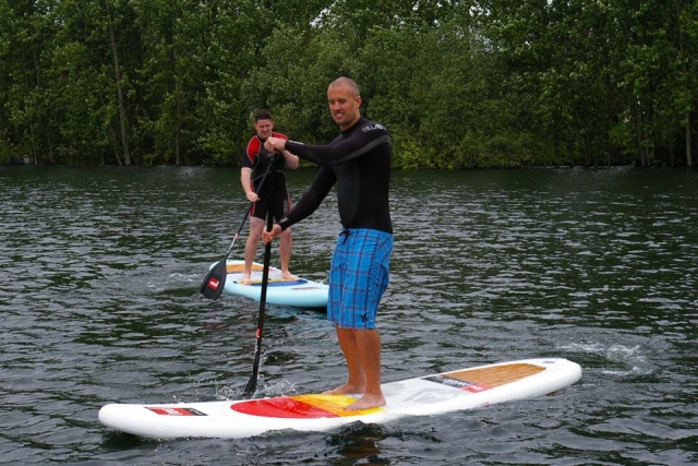  Prueba el paddle board con tus amigos 