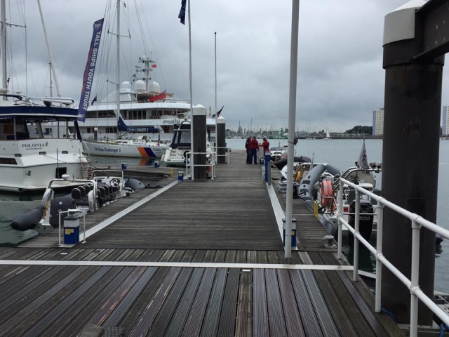  Muelle lleno de barcos