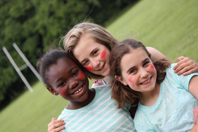  Amistad en campamento de verano