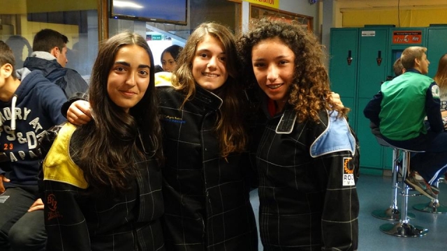  Girls frenle a las ruedas de dirección 