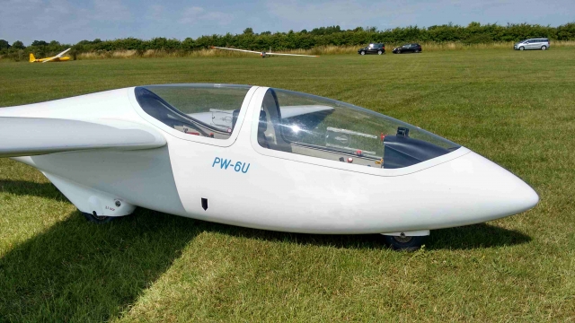  Planeador de entrenamiento PW6 