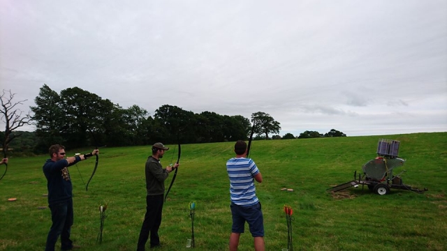  Trabajo en equipo con arco y flechas 