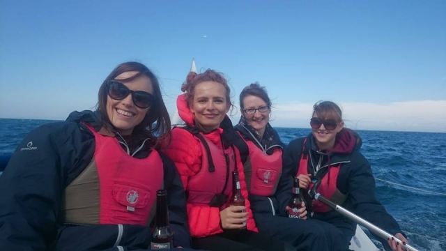  grupo feliz navegando 