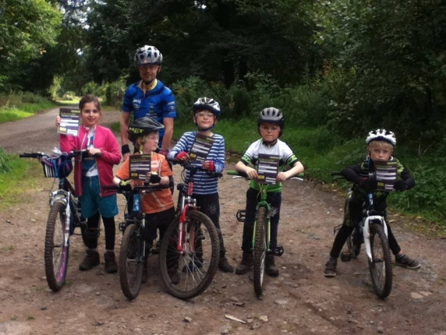  Niños en las bicicletas de cerro 