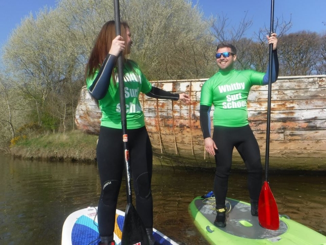 pareja haciendo SUP 