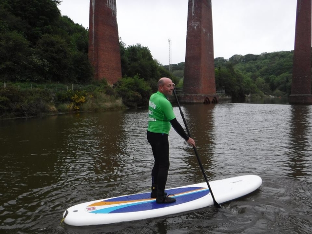  Stand Up Paddle Boarding en el río 