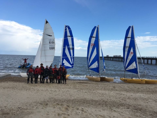  Posando con los veleros de fondo 