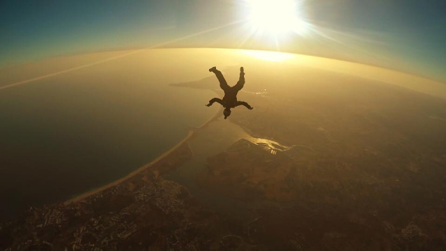  Un gran día para hacer paracaidismo 