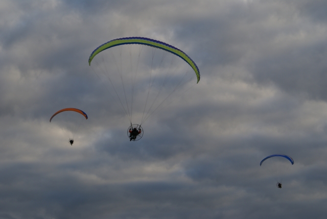  Paramotores en vuelo 
