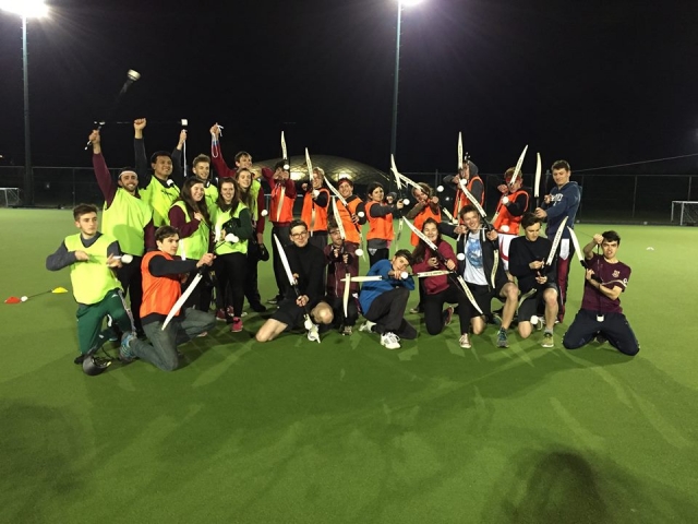  divirtiéndose con la etiqueta de jalo con arco 