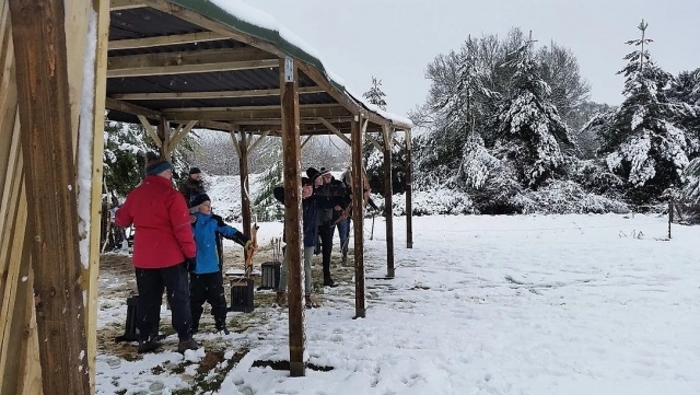  Familias compartiendo momentos de jalo con arco 