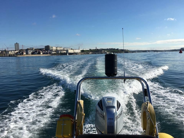  divirtiéndose con el barco 