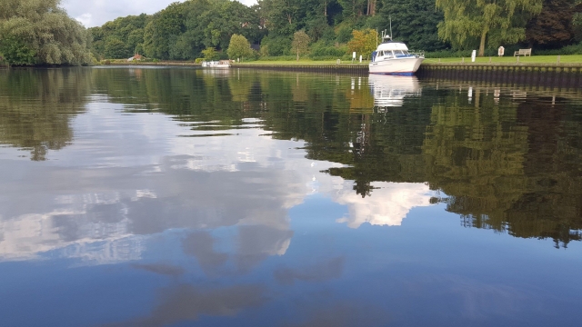  increíble barco en el agua 