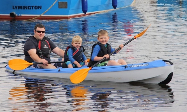  Niños divirtiéndose remando 