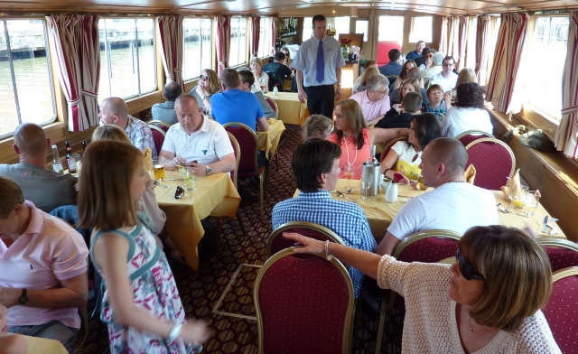  Almuerzo dominical en nuestro restauranle 