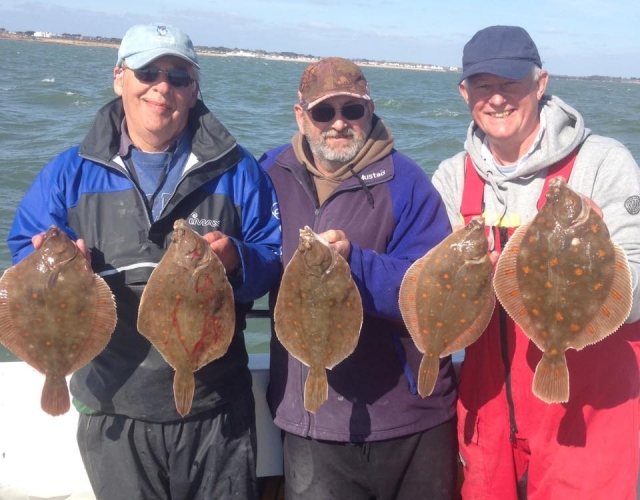  Pescadores felices con su captura 