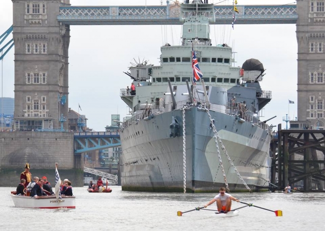 Barco deportivo y barco mediano a través de la Torre de Londres