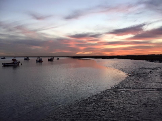  Una hermosa puesta de sol en Rivers Ale. 