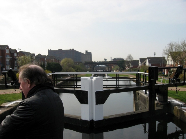  Atravesando los muelles de Liverpool. 