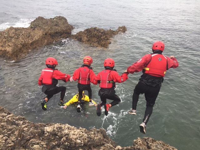  Coasteering con Keswick Adventures. 