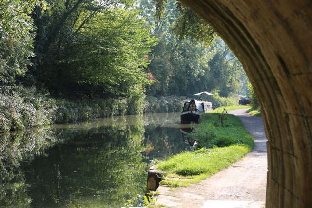  caminar mientras ve pasar las barcas. 