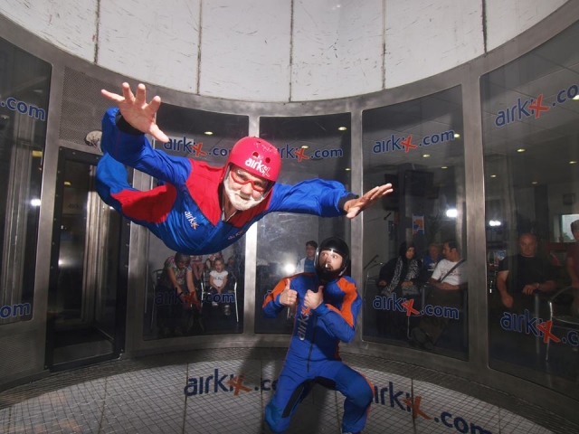  Celebra el paracaidismo en interiores 