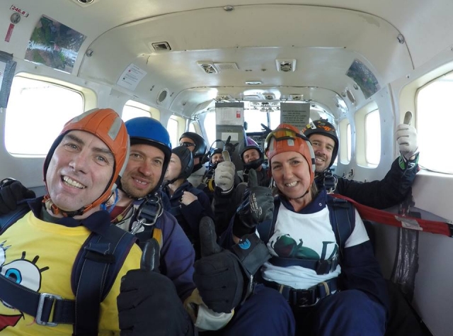  ¡Preparándose para hacer paracaidismo con Skydive Academy Ltd! 