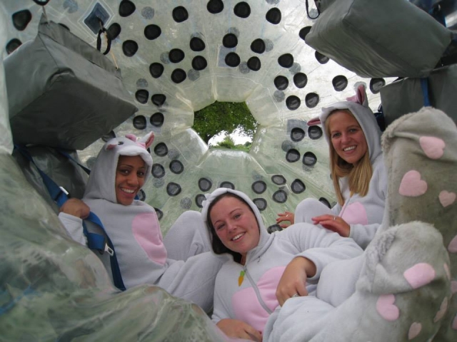  Celebra un evento de su gallina con Orb Zorbing 