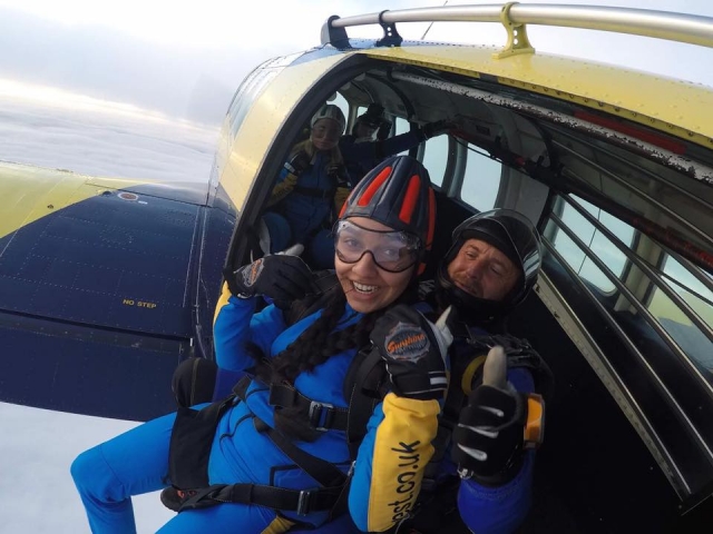  ¡Solo momentos para saltar con Skydive North West Parachule Center! 