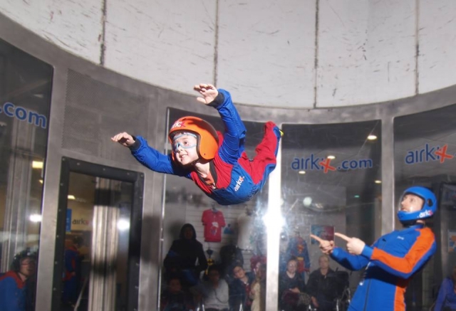  Traiga a su familia a iFLY Indoor Skydiving Milton Keynes 