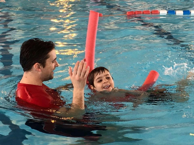  Clases de natación para niños en Brean Splash Waterpark 