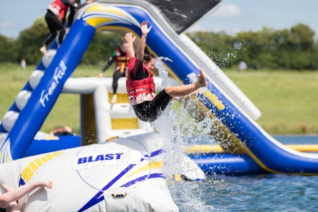  ¡Disfruta de toboganes extremos en Aqua Park Rutland! 