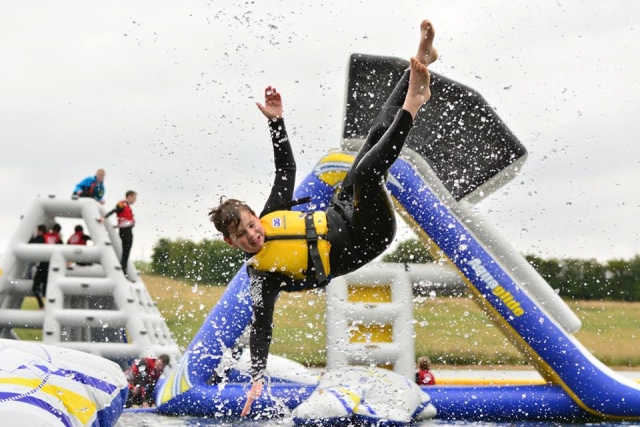  ¡Disfruta de toboganes extremos en Aqua Park Rutland! 