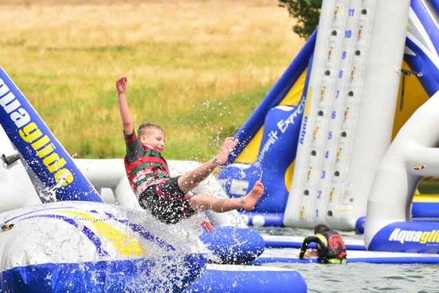  ¡Disfruta de toboganes extremos en Aqua Park Rutland! 