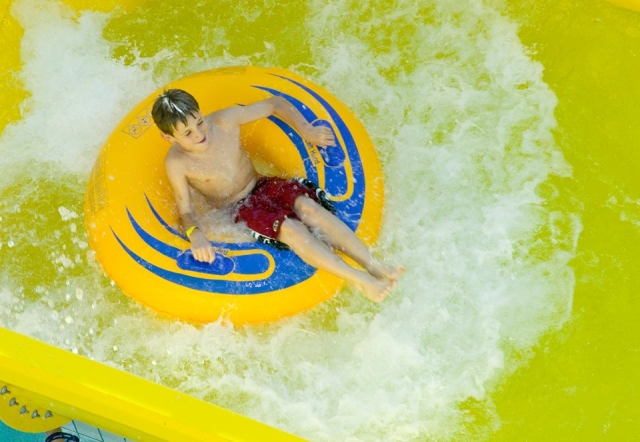  ¡Toboganes rápidos en Splash World Southport! 