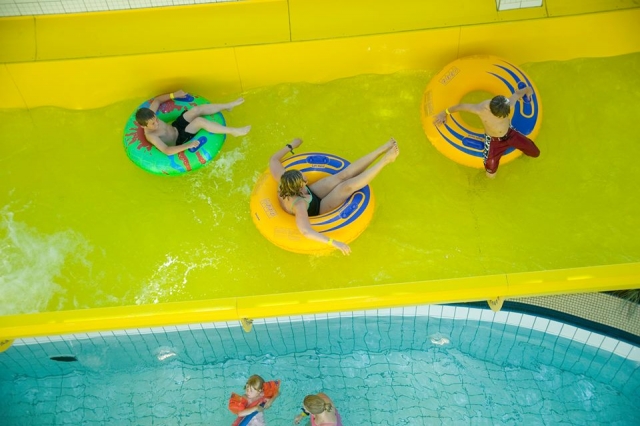  ¡Relájale en los toboganes rápidos en Splash World Southport! 