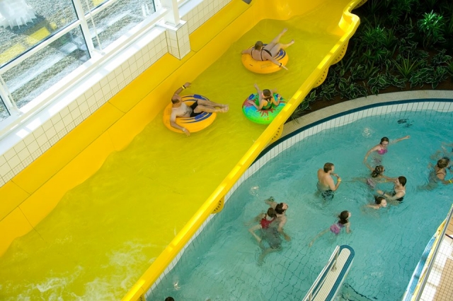  ¡Relájale en los toboganes rápidos en Splash World Southport!