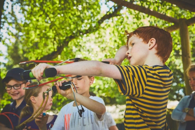  ¡Tirachinas y pintura en el jalo con arco de Another World Adventure Center! 