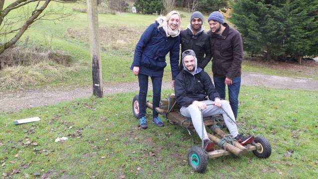 ¡Venga y haga un poco de karting con otro Centro Mundial de Aventura! 