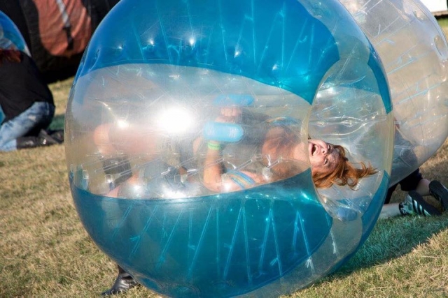  ¡Diviértele con ZORB Football UK!