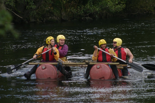  ¡Construcción de balsas con Get Wet The Adventure Company Rafting!