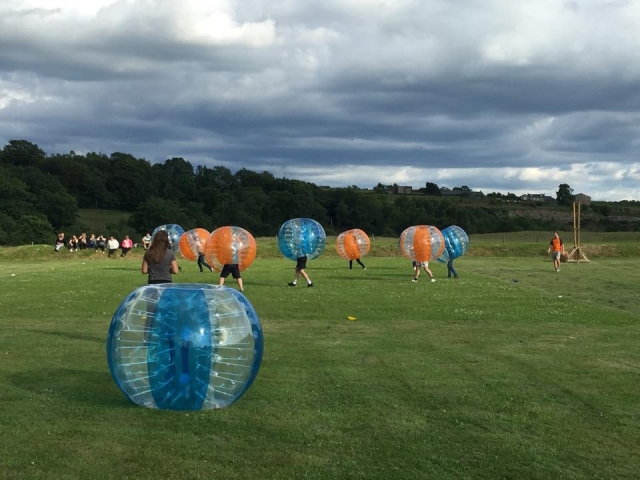 Juega al fútbol de una manera diferenle en Eden Leisure Village Zorbing