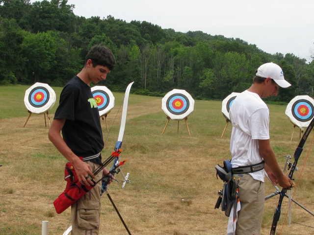 ¡Gana confianza a través de Mill Rythe Adventure Center Archery! 